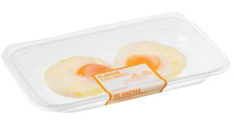 Pisto de verdura con huevos a la plancha precocinados.